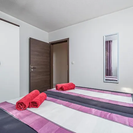 Διαμέρισμα Cozy In Vodnjan With Kitchen *