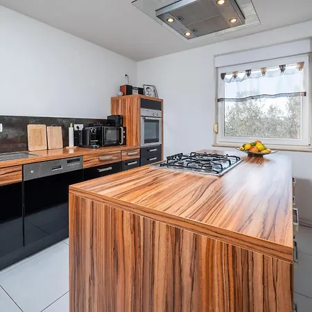 Cozy In Vodnjan With Kitchen