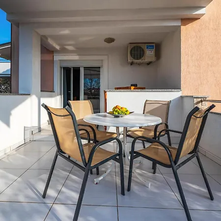 Διαμέρισμα Cozy In Vodnjan With Kitchen *